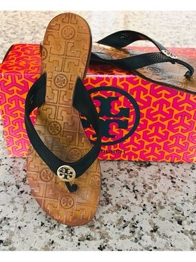 TORY BURCH Thora Tumbled Leather Thong Sandal in Black